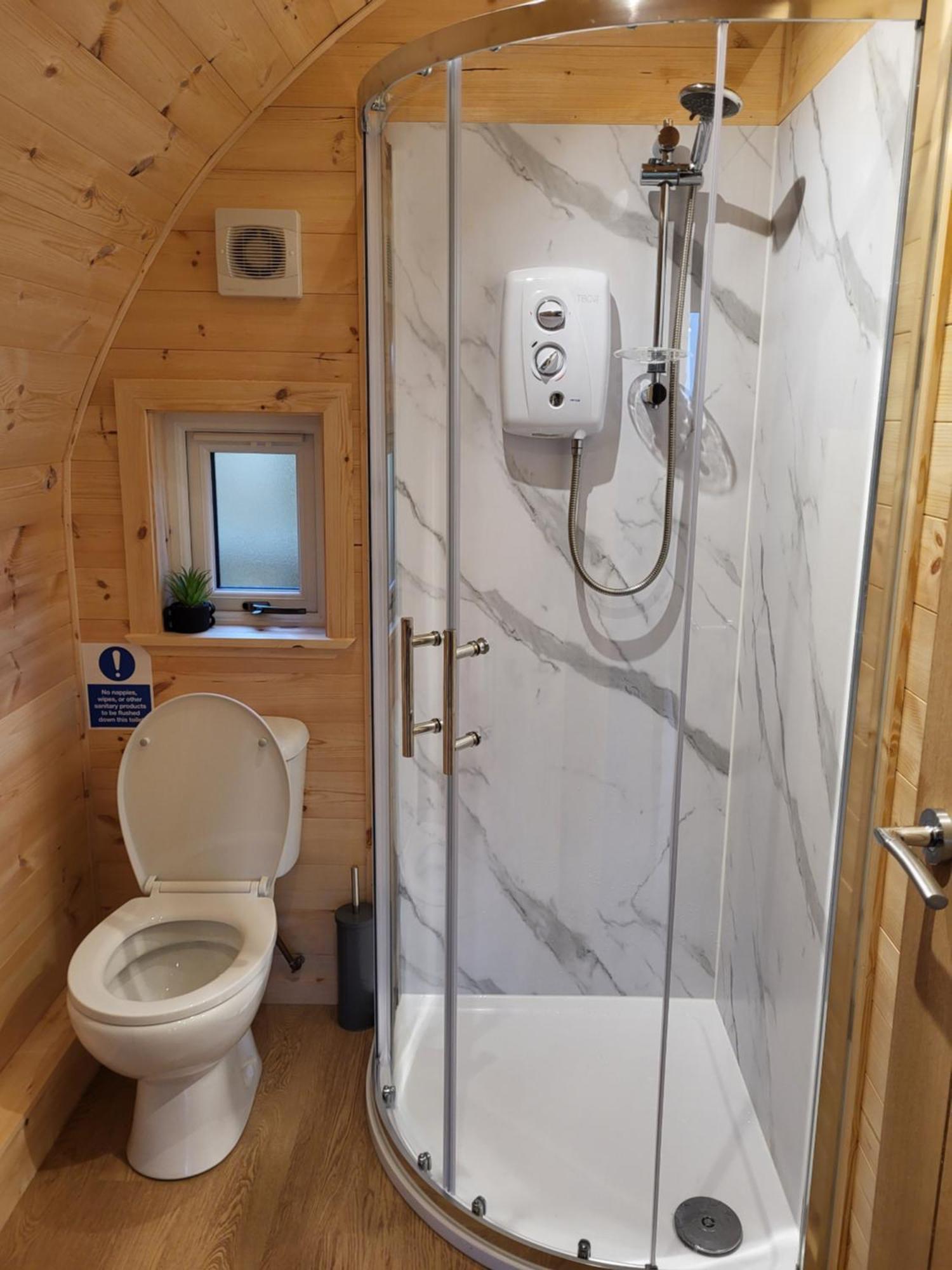 Lois' Pod With Hot Tub, Near Airport Hotel บริสตอล ภายนอก รูปภาพ