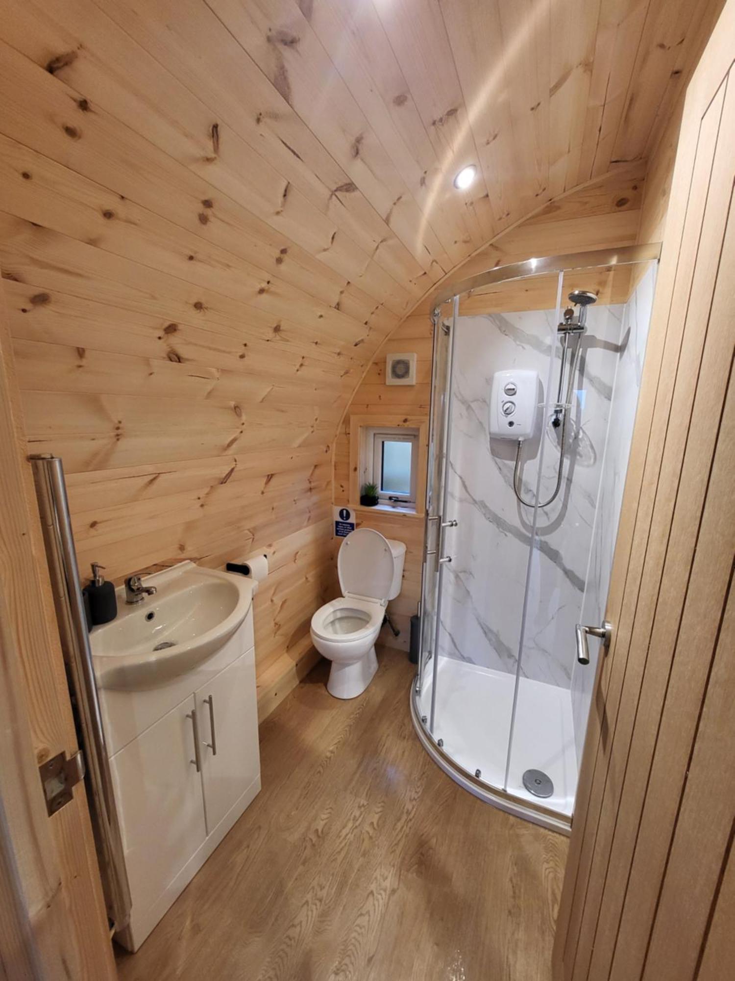 Lois' Pod With Hot Tub, Near Airport Hotel บริสตอล ภายนอก รูปภาพ
