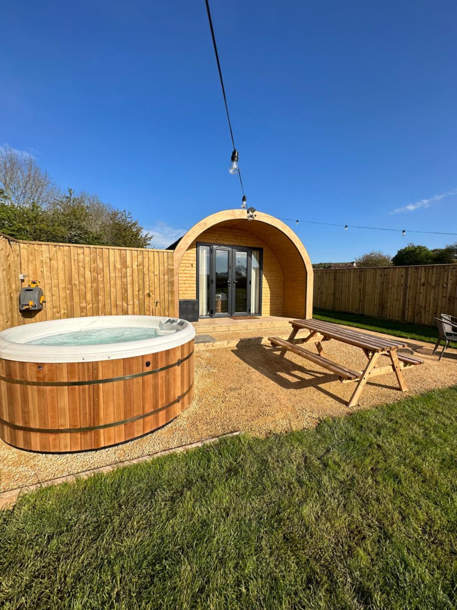Lois' Pod With Hot Tub, Near Airport Hotel บริสตอล ภายนอก รูปภาพ